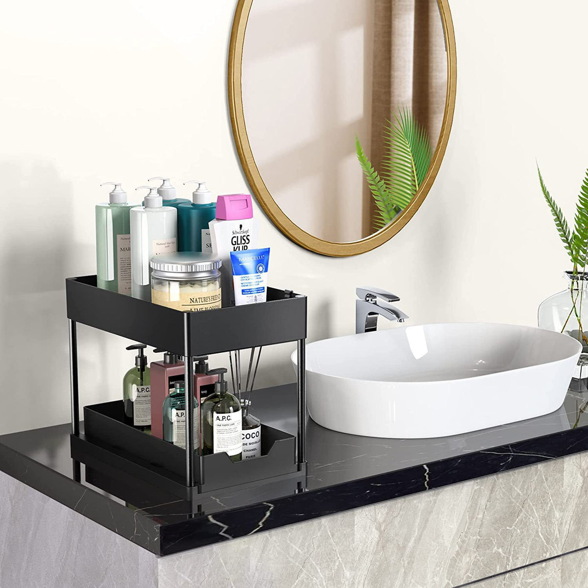 Organizador bajo fregadero en baño junto a lavabo